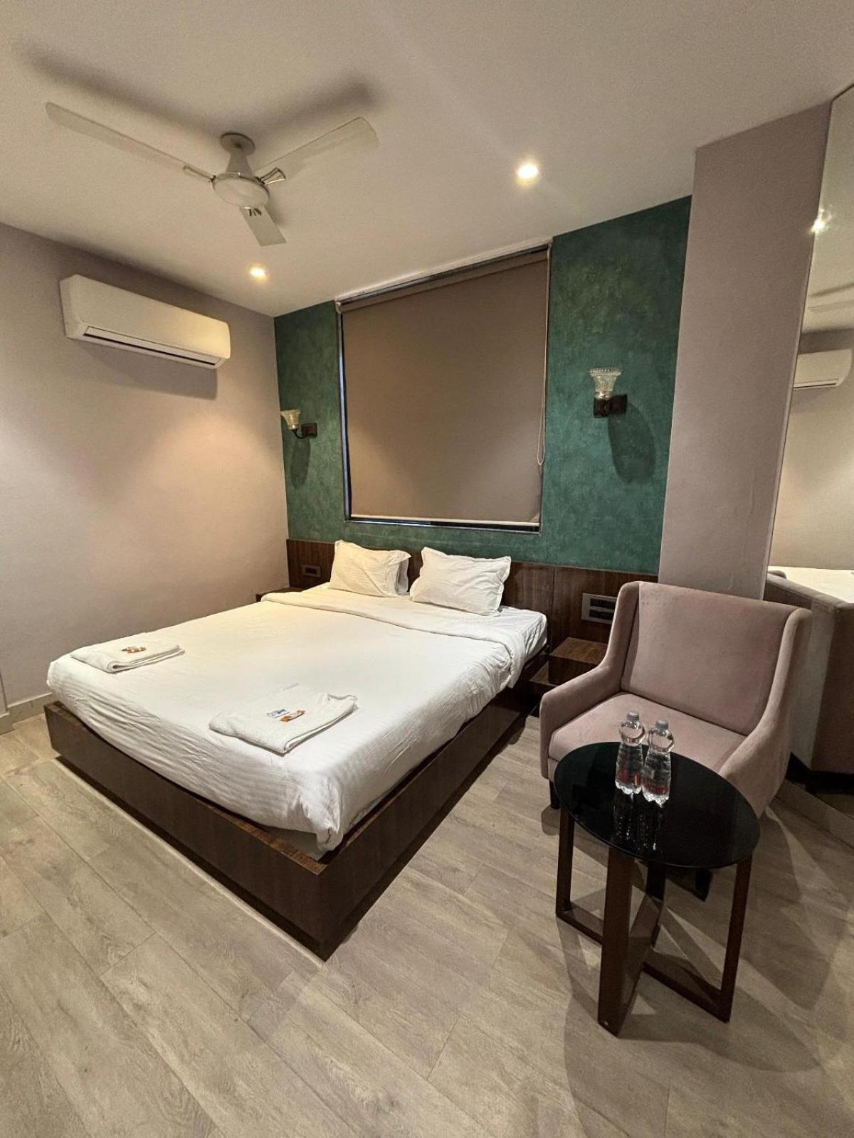 Hotel Elegant Inn Surat Exterior foto