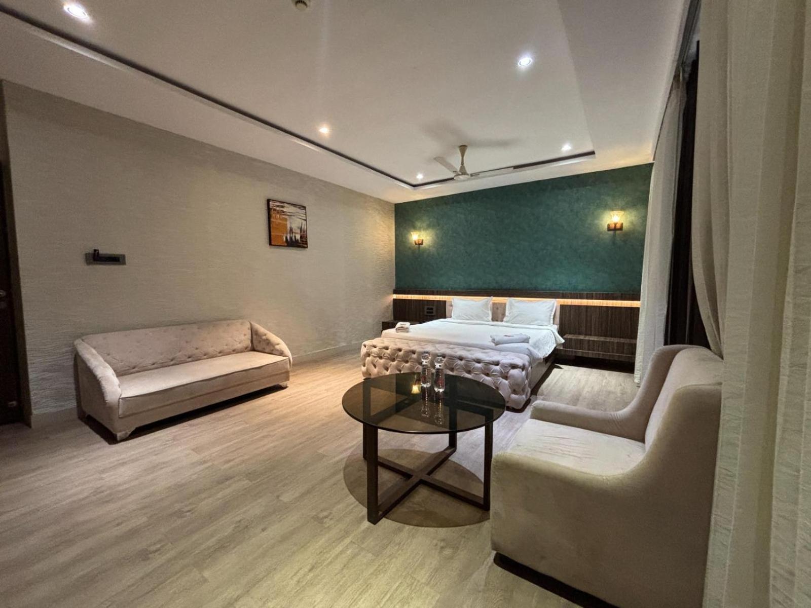 Hotel Elegant Inn Surat Exterior foto