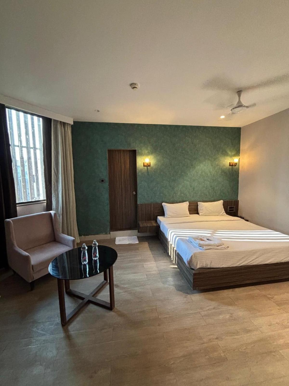 Hotel Elegant Inn Surat Exterior foto
