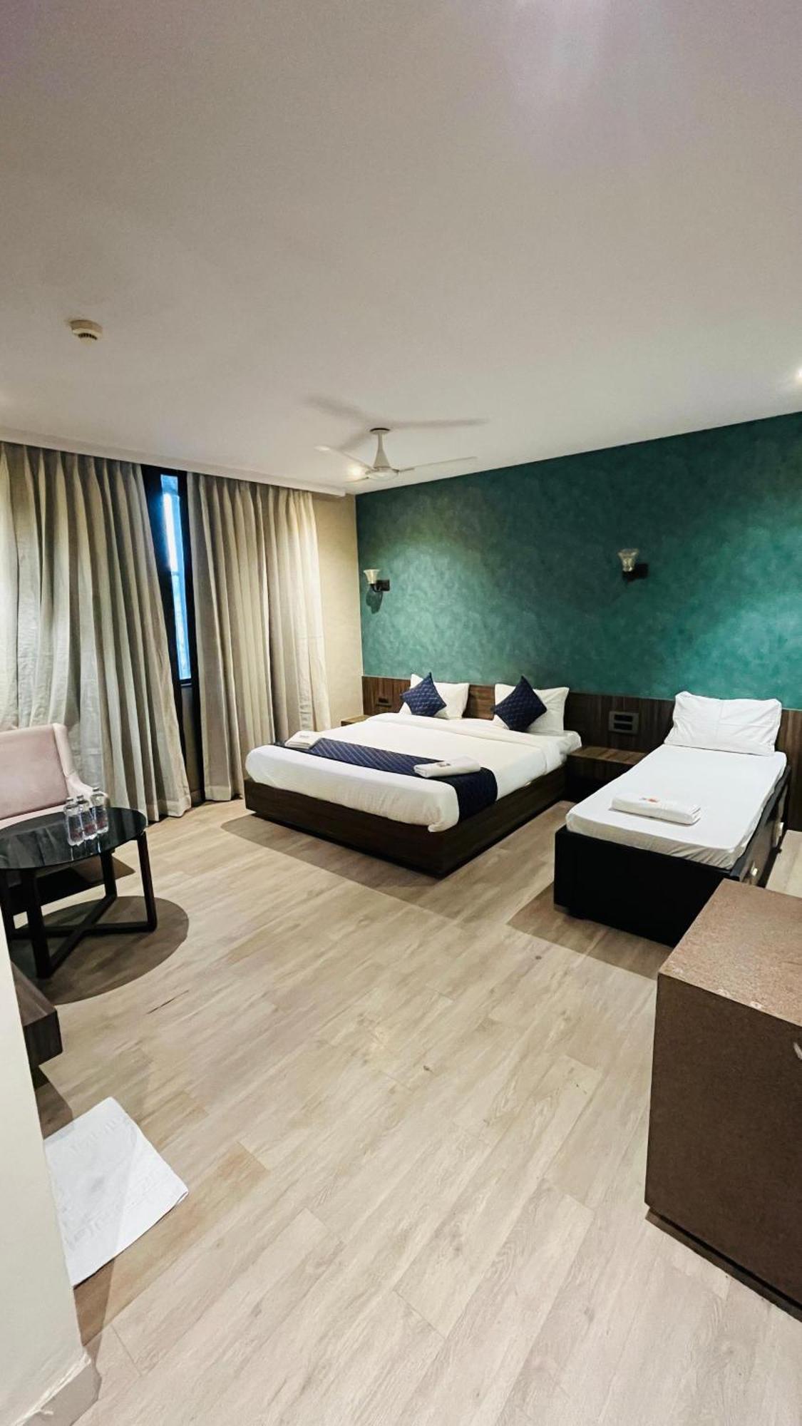Hotel Elegant Inn Surat Exterior foto