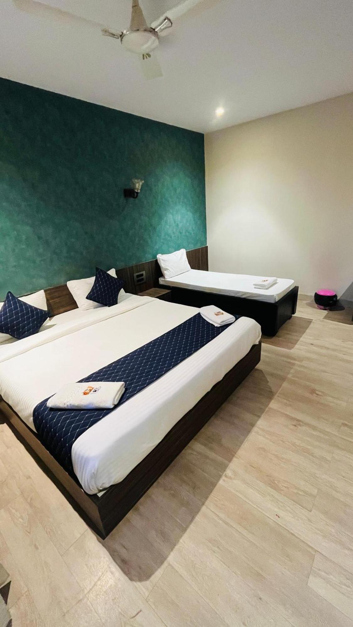 Hotel Elegant Inn Surat Exterior foto